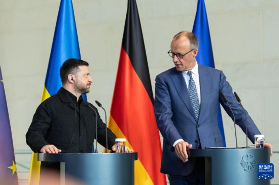 4��14�գ��¹�����Ĭ�ģ��ң����ڿ�����ͳ����˹����λ�ڰ��ֵĵ¹���������ϯ���߻ᡣ�»������ �ź��� ��