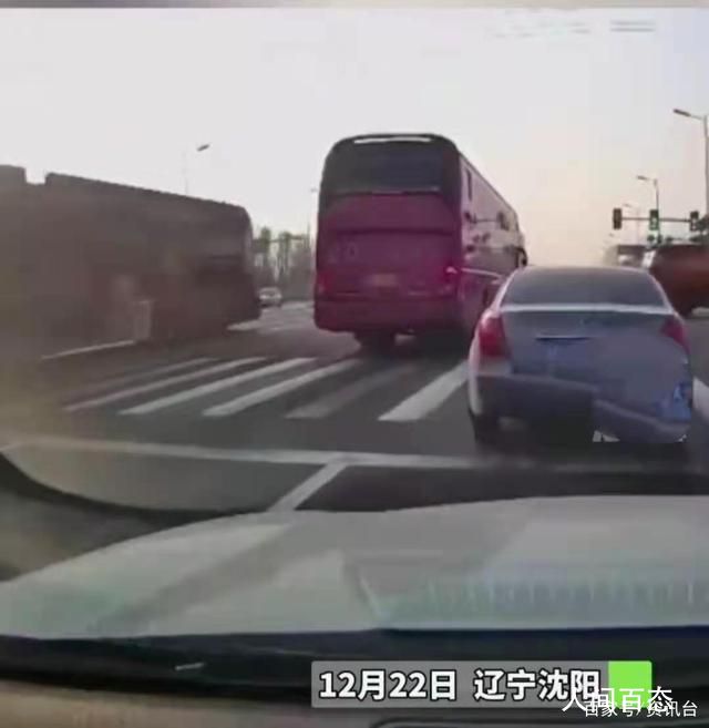 货车将轻轨撞出轨道 监控视频曝光令人震惊