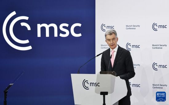 2月14日,慕安会主席克里斯托夫·霍伊斯根在慕尼黑安全会议开幕式上致辞。新华社记者 高静 摄