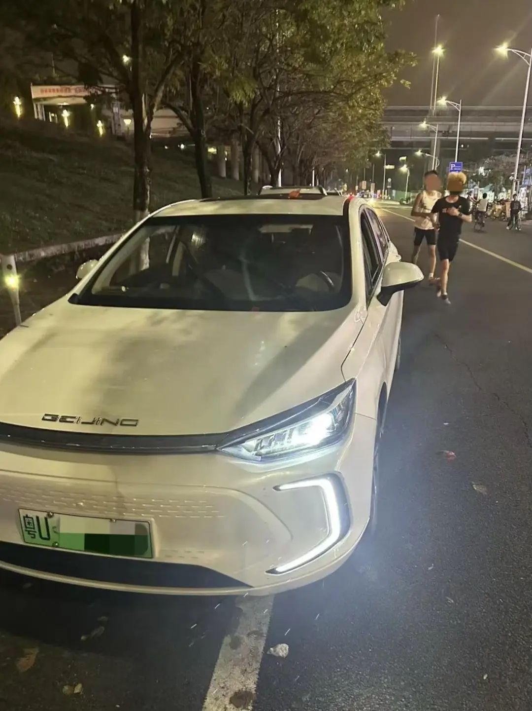 谢桂救人牺牲后,家人找到他停在事发地附近的车,发现车灯、车窗都没来得及关,车钥匙未拔。
