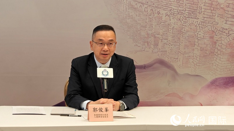 香港特别行政区入境事务处郭俊峯处长向媒体介绍入境处服务及获奖情况。人民网记者 许海林摄