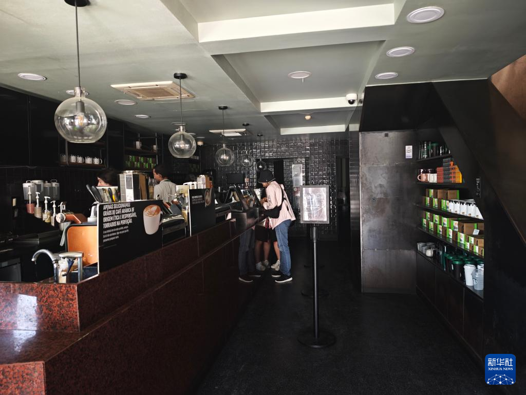 4月28日,在葡萄牙里斯本,顾客在一家停电的咖啡店等候(手机照片)。新华社记者 荀伟 摄