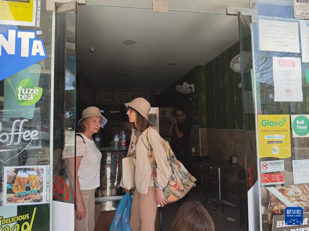 4月28日,在葡萄牙里斯本,顾客在一家停电的小吃店等候(手机照片)。新华社记者 荀伟 摄