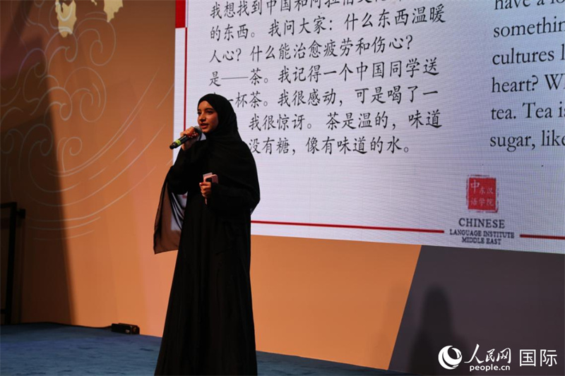 第四届“阿联酋眼中的中国”中文比赛上,一位阿联酋汉语学习者与观众分享对中国茶文化的思考。人民网记者 张志文摄