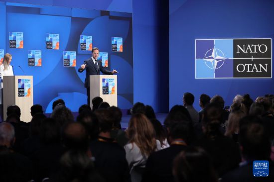 6月25日,在荷兰海牙,北约秘书长吕特在北约峰会期间出席新闻发布会。新华社记者 赵丁喆 摄