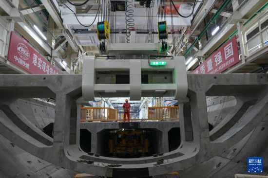 8��1�գ�����ʮ�ľּ�����Ա��Ǯ����������Ǯ���š��ܹ����ڲ����亭ƴװ�豸��