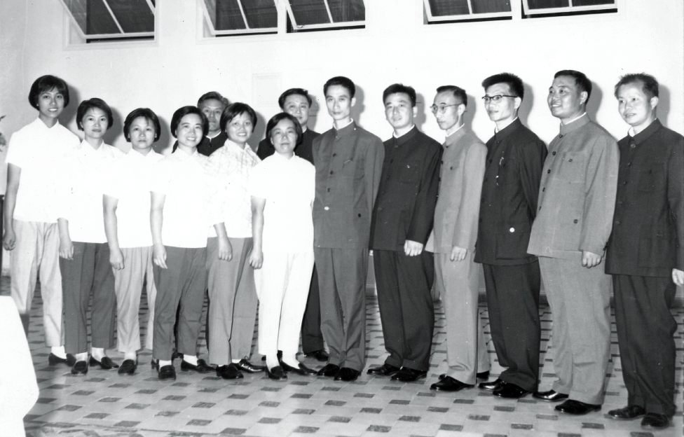 1975꣬ԮĦйҽƶӶԱӰϺίͼ