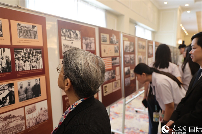 与会代表认真观看座谈会现场举办的主题图片展。人民网记者 樊帆摄