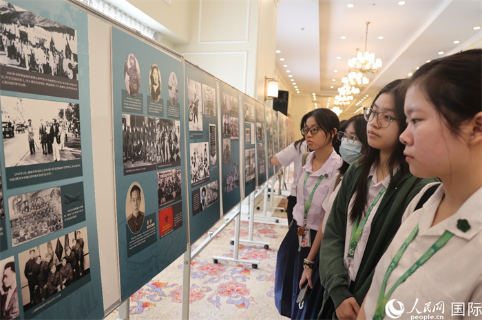 与会代表认真观看座谈会现场举办的主题图片展。人民网记者 樊帆摄