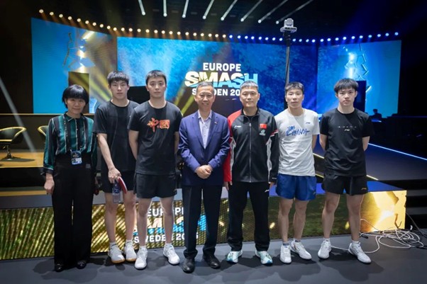 中国驻瑞典大使崔爱民与中国乒乓球代表团教练和运动员合影(二)。中国驻瑞典大使馆供图