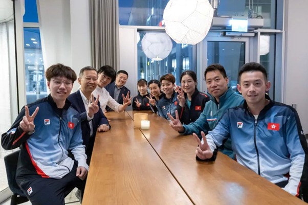 中国驻瑞典大使崔爱民与中国香港乒乓球代表团教练和运动员合影。中国驻瑞典大使馆供图