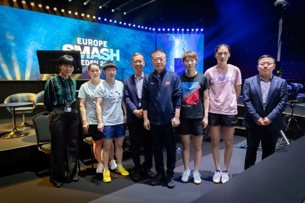 中国驻瑞典大使崔爱民与中国乒乓球代表团教练和运动员合影(一)。中国驻瑞典大使馆供图