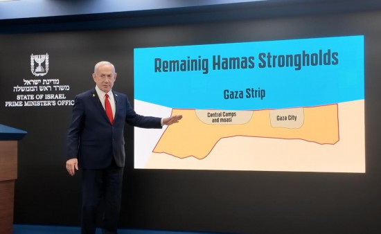 ����8��10�գ���ɫ�������������Ǻ���Ү·������еļ��߻�������ָ����Ļ�еļ�ɳ�ش���ͼ���ֻ���Ƭ�����»�����߷������