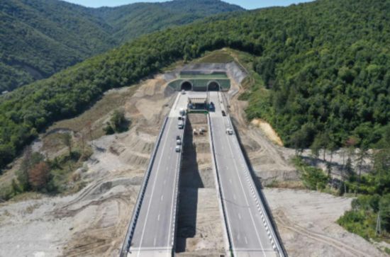 图为无人机拍摄的F0标段公路实景。(图片由项目承建方提供)