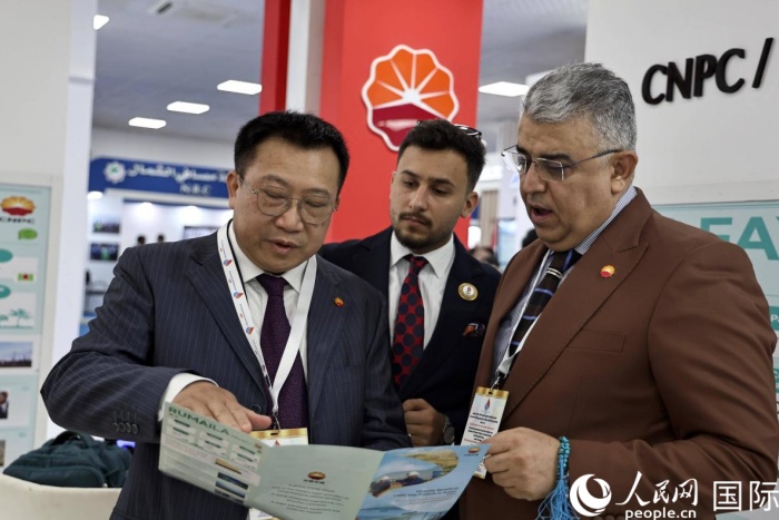 中伊嘉宾在交流。人民网 伊纳斯易卜拉欣摄