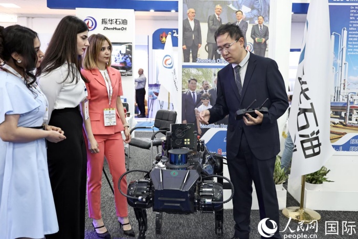 振华石油展示的防爆智能机器狗,常态化在油田巡查。人民网 伊纳斯·易卜拉欣摄