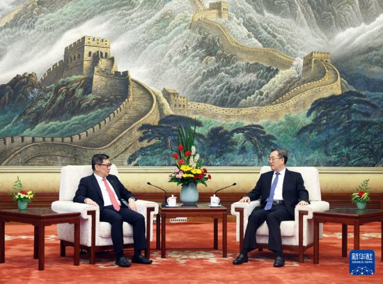 9月17日,中共中央政治局常委、国务院副总理丁薛祥在北京会见新加坡政府投资公司首席执行官林昭杰。新华社记者 刘卫兵 摄