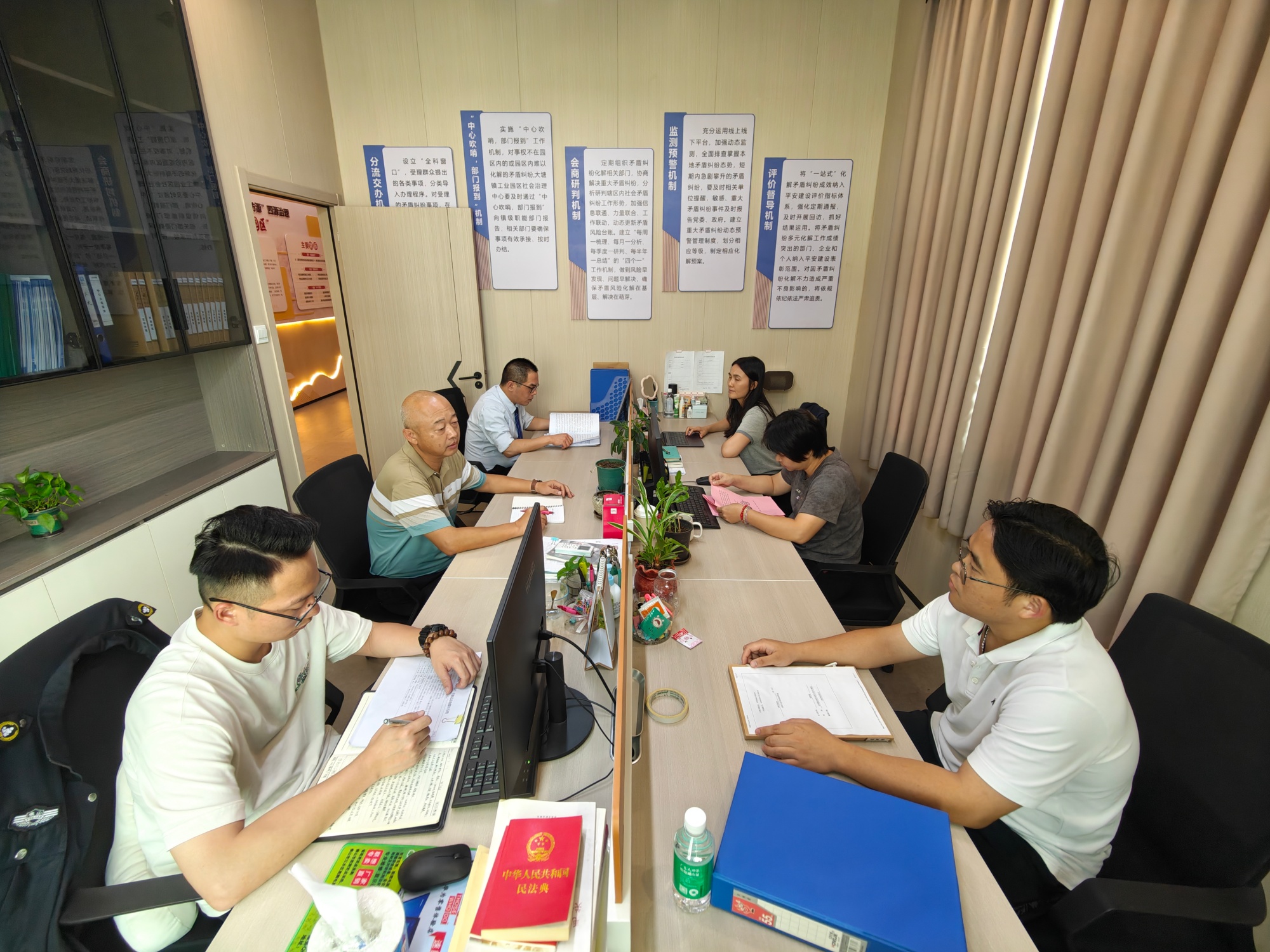 ������ҵ԰������������ĳ����ƶ�ì�ܾ��׶�Ԫ���⣬ͼΪ������Ա�������֡����������� ���ŵ���