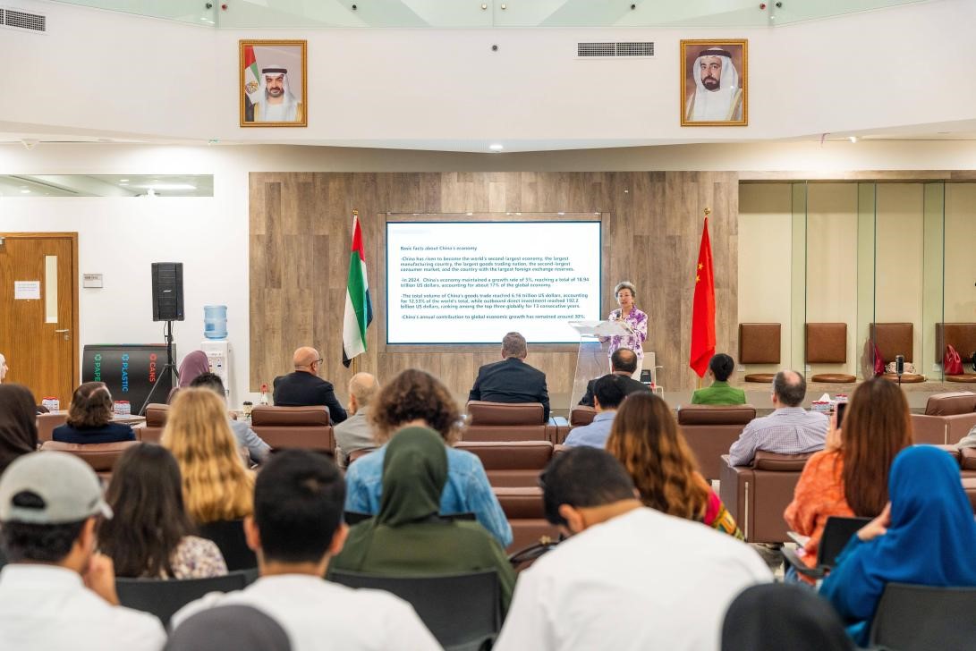 �������½�У԰���һ�����й�פ�ϰ�����ݹ�ͼ