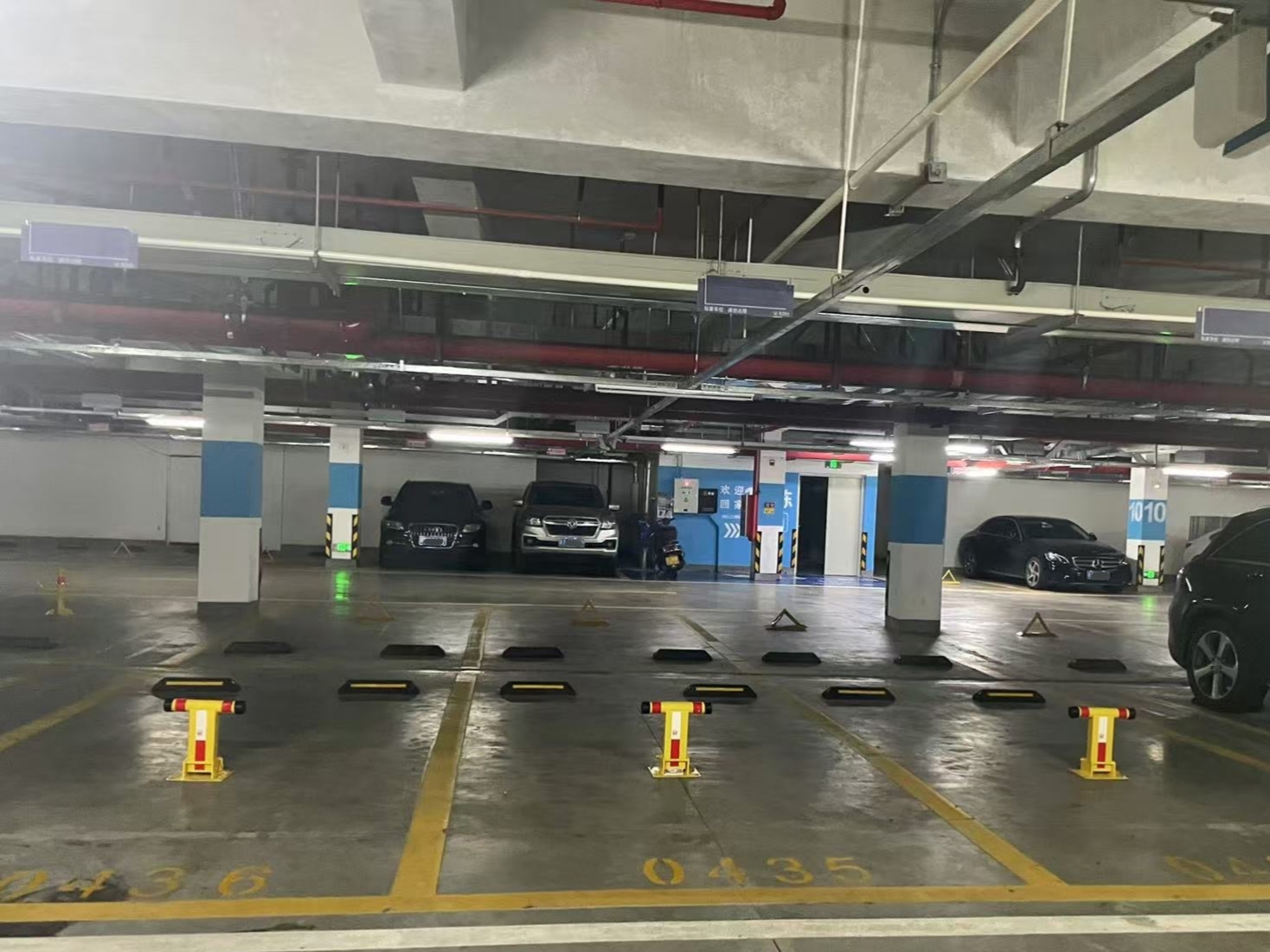 多位中山市网友反映越秀天樾湾小区多个未出售的车位被锁(资料图)。受访者供图