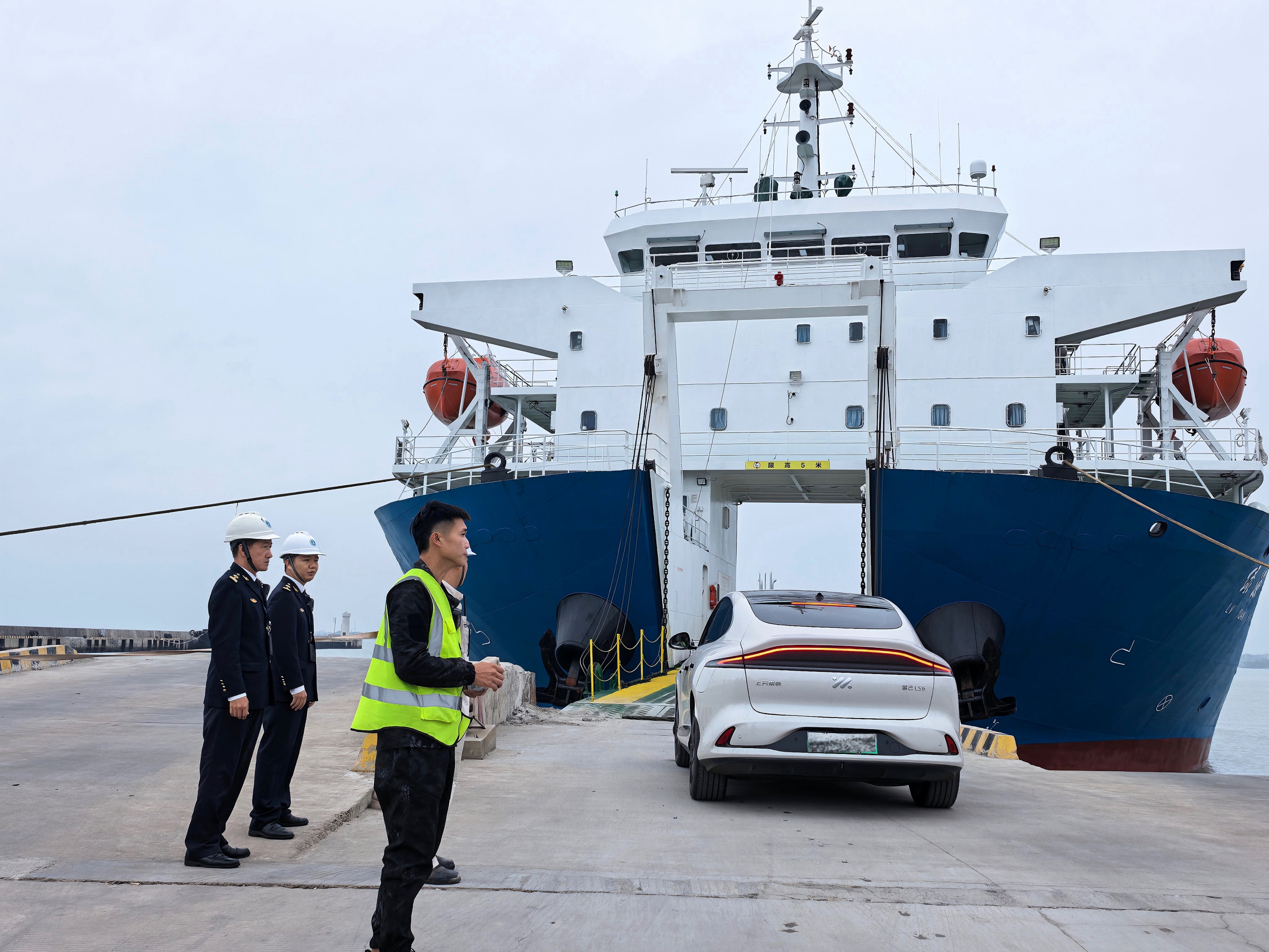 �ڹ㶫ʡտ���к����¸ۣ�տ�����¾�ִ����Ա�빤����Աά���������������������